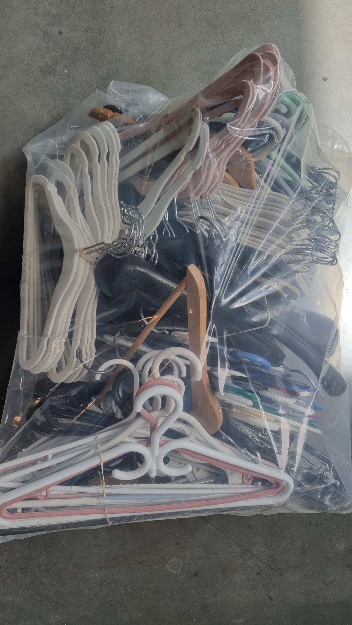 HANGERS - 760